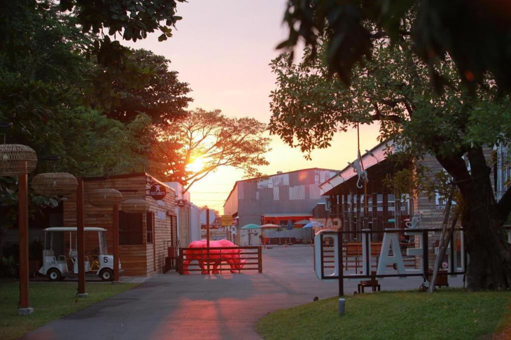 The Buffalo Amphawa Hotel Szamutszongkhram Kültér fotó